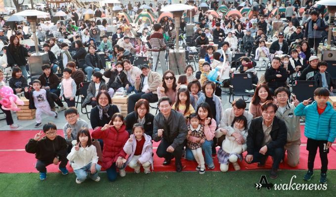 이상일 용인특례시장이 15일 용인포은아트홀 문화광장에서 열린 ‘2025 어텀라운지 페스티벌’에 참석해 시민과 소통의 시간을 갖고 있다