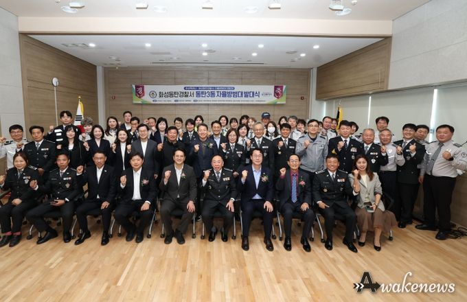 정명근 화성특례시장이 전용기 국회의원 등 참석내빈과 함께 기념 촬영을 하고 있다