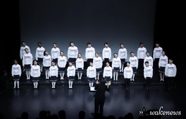 안산시 세계소년소녀합창단이 15일 소극장 보노마루에서 열린 ‘제15회 정기연주회’ 무대에서 합창을 하고 있다.