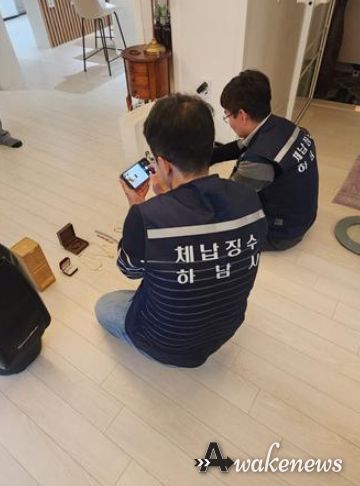 하남시 세원관리과 주무관이 체납자 사업장을 방문해 징수 독려를 하고 있다.