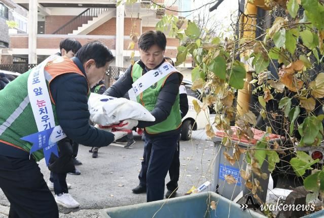 조용익 부천시장과 김태웅 부천시 자율방재단장이 제설제 보충 작업을 하고 있다.