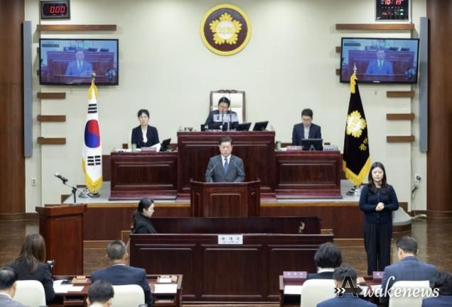 박승원 광명시장이 19일 '제 297회 광명시의회 제2차 정례회'에서 시정연설을 하고 있다.