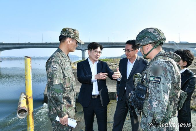 김포시가 7일 고촌읍에 위치한 백마도에서 현장행정을 진행했다.