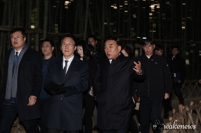 김민석 국무총리가 19일 무장애 관광수용태세 점검차 울산시 중구 태화강 국가정원을 방문, 김두겸 울산시장과 십리대숲길을 걷고 있다.