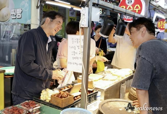 원당시장을 찾아 상인들의 목소리를 듣고 민생 살피는 이동환 고양특례시장