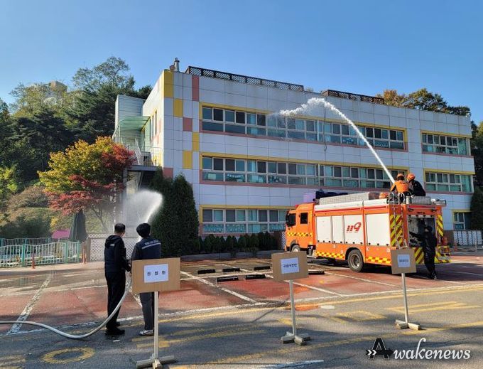 안산시청 공직자들이 19일 안산시청에서 고잔119 안전센터 소방서와 합동 소방 훈련을 진행하고 있다.