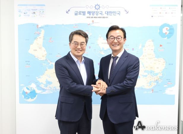 21일 오후 김동연 경기도지사와 전재수 해양수산부 장관이 기념촬영을 하고있다.