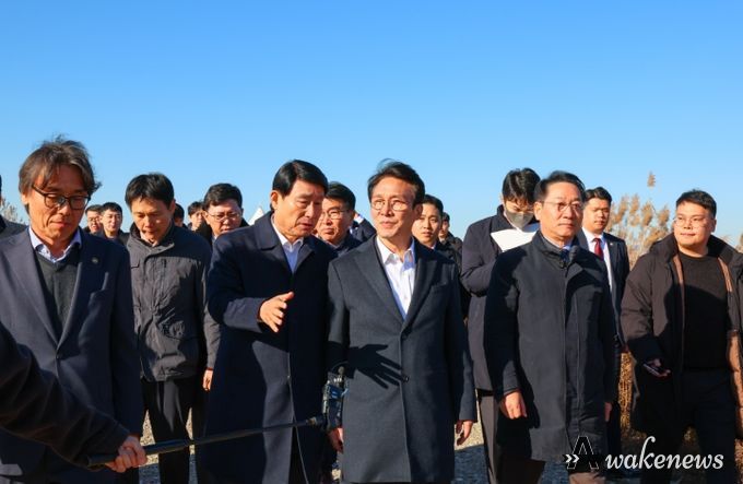 김민석 국무총리가 21일 인천 서구 수도권매립지를 방문, 3-1매립장 위생매립 현황 및 2매립장 상부공간 활용대책에 대해 브리핑을 받으며 점검을 하고 있다.
