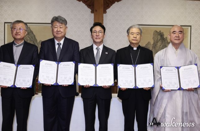 김민석 국무총리가 24일 삼청동 총리서울공관에서 열린 제1차 정부-종교계 생명존중 원탁회의를 갖기에 앞서 협약식을 하고 있다.
