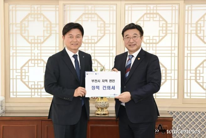 조용익 부천시장이 24일 정부서울청사를 방문해 윤호중 행정안전부 장관에게 부천시 주요 사업 현안을 설명하고, 정부 차원의 전폭적인 지원을 요청했다.