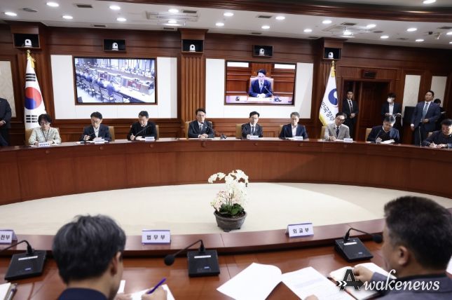 김민석 국무총리가 24일 세종대로 정부서울청사에서 열린 헌법존중 정부혁신 TF 간담회를 주재하고 있다.