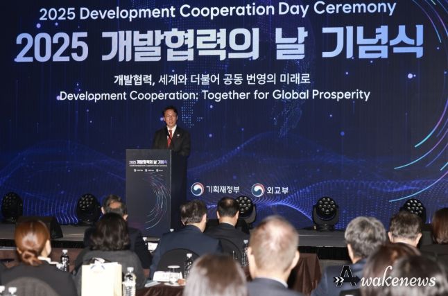 김민석 국무총리가 25일 중구 플라자호텔에서 열린 개발협력의 날 기념식에 참석, 기념사를 하고 있다.