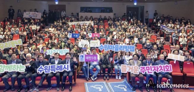 행사 참석자들이 단체 사진을 촬영하고 있다.