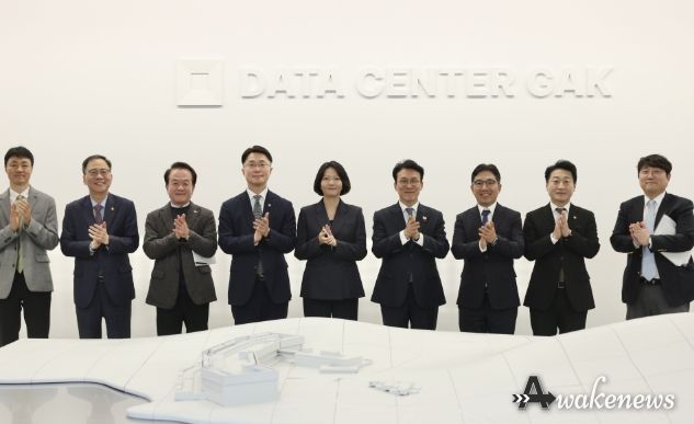 김민석 국무총리가 27일 세종 행복대로 네이버데이터센터 각 세종에서 열린 현장 간담회를 주재하고 있다.