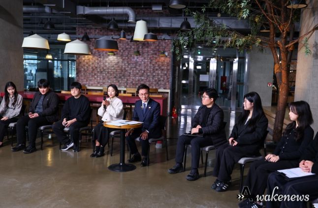 김민석 국무총리가 28일 대전 충남대학교에서 열린'미래대화 1·2·3#청년금융' 제5차 K-토론나라에서 고졸 청년 대출금리 및 청년미래적금 등과 관련한 청년들의 제안을 경청하고 있다.