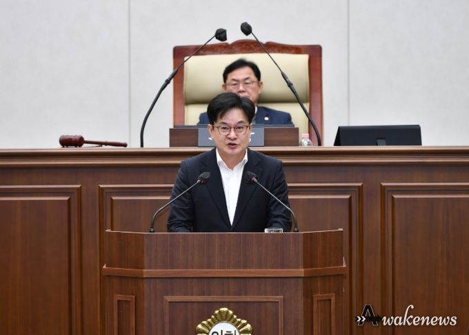 김병수 시장이 1일 김포시의회 제264회 임시회에서 2026년도 시정 및 운용 방향에 대한 시정연설을 하고 있다.