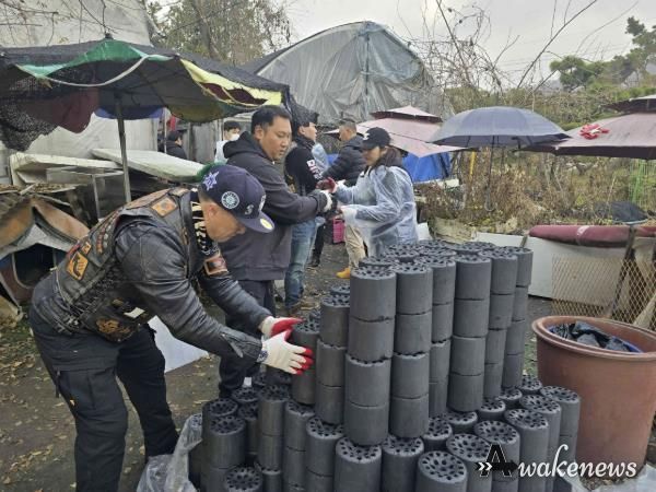 할리데이비슨 투어클럽 로드엔젤스 동호회 회원들이 연탄을 나르고 있다.