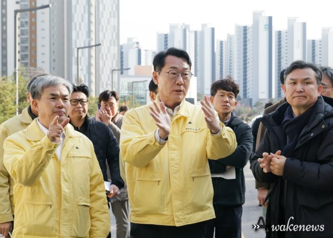 정명근 화성특례시장이 현장에서 정구언 제1부시장에게 동탄숲 생태터널 안전 확보 관련 지시사항을 하달하고 있다