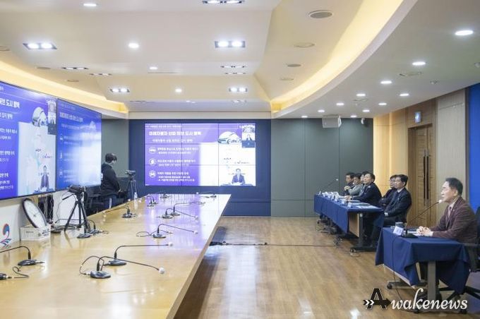 KAIST 전체 학과장 회의에 원격으로 참석한 정장선 시장이 평택시 주요 현안을 설명하고 있다.