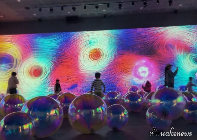 김포시가 오는 31일까지 김포미디어아트센터에서 <물 위의 세계>를 통해 김포의 포구를 조명하고 있다.