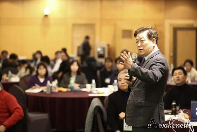 박승원 광명시장이 4일 오후 제주도 켄싱턴 리조트에서 열린 ‘2025 대한민국 ESG정원정책포럼-공무원 혁신 리더십 과정’에 참석해 ‘탄소중립으로 지속가능한 도시전환’을 주제로 한 특별강연을 하고 있다.