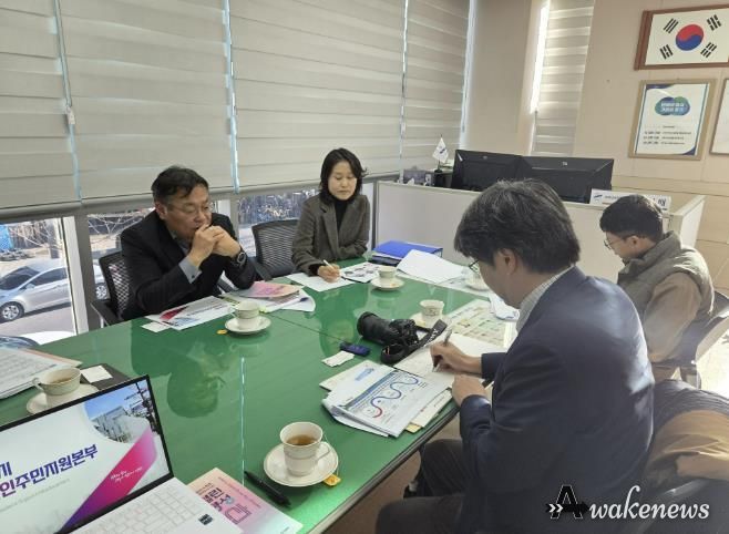 이억배 외국인주민지원본부장(왼쪽 첫번째)이 4일 안산시외국인주민지원본부를 방문한 아사히신문 기자들에게 외국인정책에 대해 설명하고 있다.