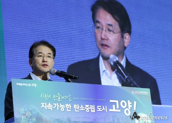 ‘시민이 만들어가는 지속가능한 탄소중립도시 고양!’성과보고회에서 환영사 중인 이동환 고양특례시장