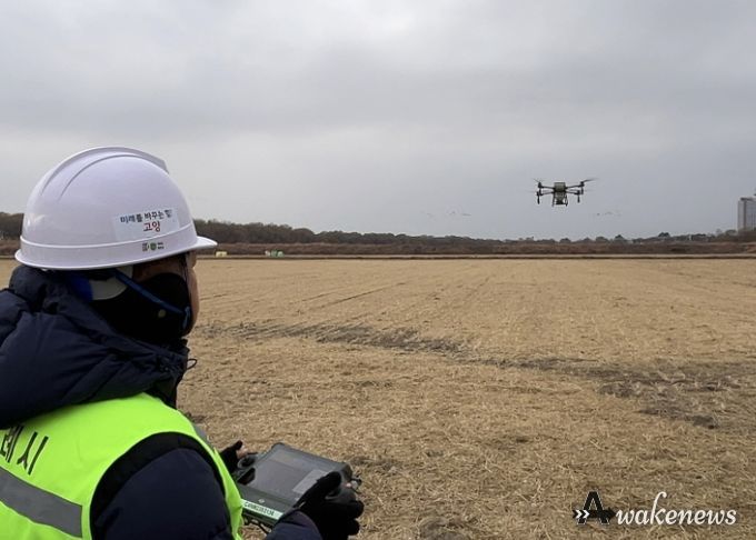 드론을 활용해 철새들을 위한 볍씨를 살포하고 있다.