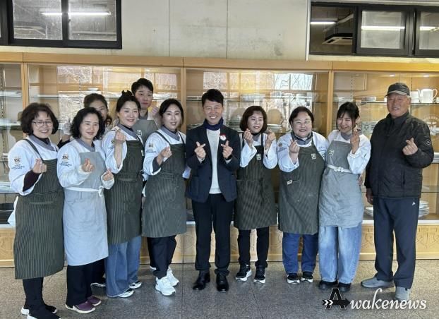 수원과학대학교 남방애동아리가 9일 저소득층을 위한 반찬나눔 봉사활동을 하고 기념 촬영을 하고 있다