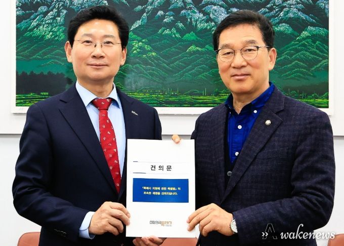 이상일 용인특례시장(왼쪽)은 10일 신정훈 국회 행정안전위원회 위원장(오른쪽)에게 특례시장협의회 공동명의로 작성된 '특례시 지원에 관한 특별법 제정 촉구 건의문'을 전달했다