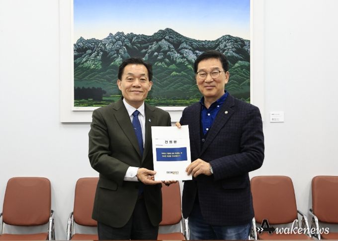 이재준 수원시장(왼쪽)이 신정훈 국회 행정안전위원장에게 건의문을 전달하고 있다.
