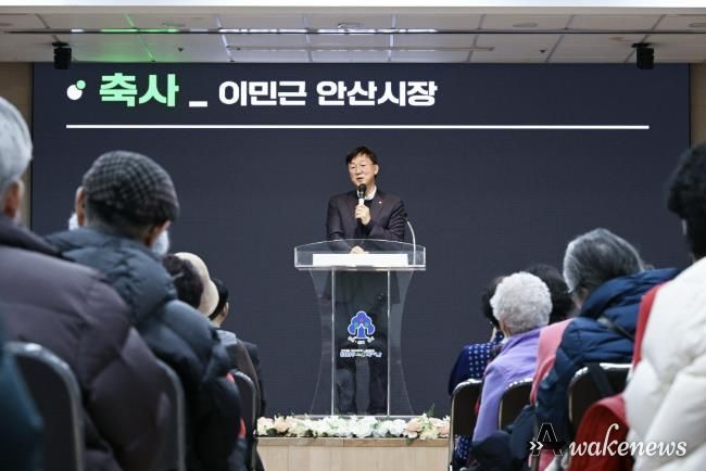 이민근 안산시장이 10일 단원구 노인복지관 대강당 한울채에서 열린 개관 20주년 기념 ‘청춘제’ 행사에서 인사 발언을 하고 있다.