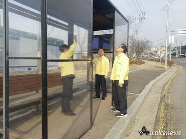 미산동입구 버스정류소의 한파 저감시설(방풍시설)을 점검하고 있다