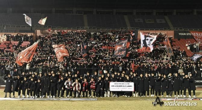 부천FC1995 K리그1 승격을 축하하며 선수단과 헤르메스가 단체 기념사진을 촬영했다.