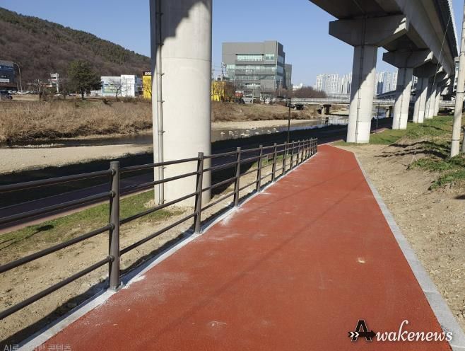 용인특례시 처인구가 고림동 103-48번지 일대 경안천에 진입로를 조성했다.