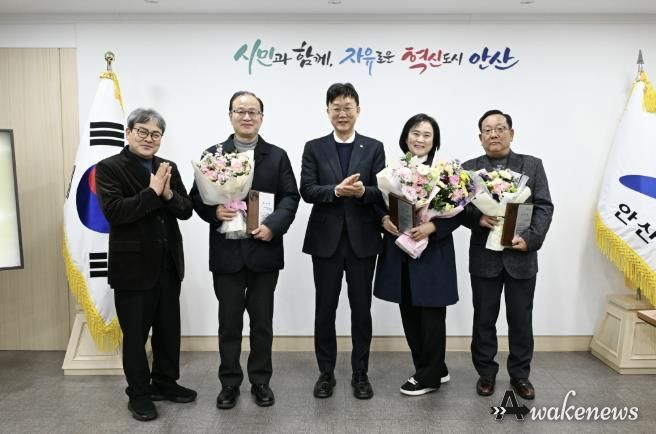 이민근 안산시장(가운데)이 16일 안산시청에서 사회복지시설 퇴직자들을 대상으로 감사패를 수여하고 함께 기념촬영을 하고 있다.