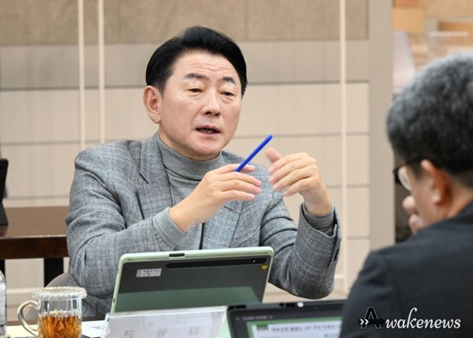 김동근 시장이 12월 17일 시청 회룡홀에서 12월 동장단 정책소통 티타임’을 진행하고 있다.