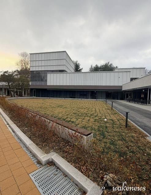 결혼식 후 연회장소로 활용할 수 있는 성남물빛정원 뮤직홀 앞 잔디마당