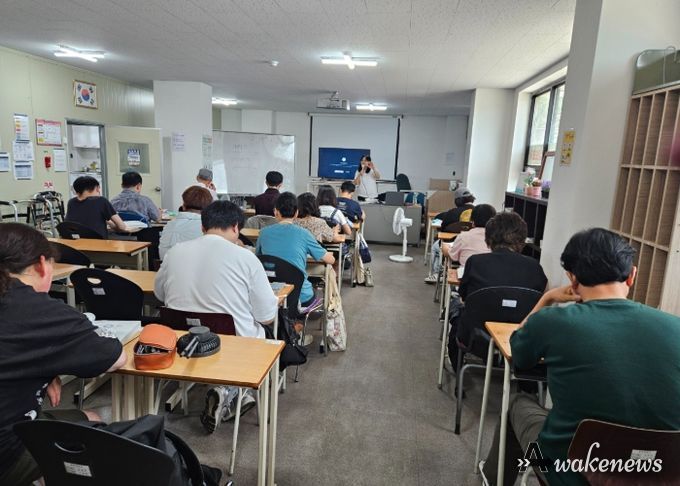 지난 여름, 발달장애인 요양보호사 보조사업 참여자들이 요양보호사 자격증 취득 과정에 도전하여 교육받고 있는 모습