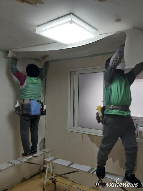 시흥시 신천동 새마을지도자협의회·부녀회, 소외계층 주거환경 개선 '집수리 봉사' 전개