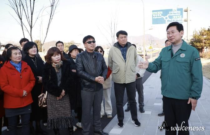 18일 이상일 용인특례시장이 처인구 이동읍 송전입구 도로확장 공사가 마무리된 현장을 점검했다.