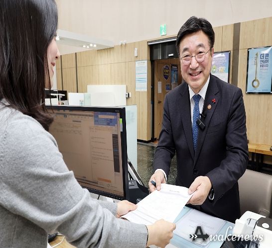 윤호중 행정안전부 장관이 24일 오후 정부서울청사 농협지점에서 고향사랑 기부금 기탁서 서류를 제출하고 있다.