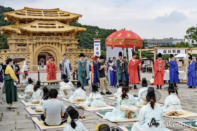 제62회 수원화성문화제 프로그램 중 별시가 열린 장면.