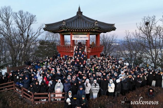 박승원 광명시장이 1일 도덕산 정상에 올라 신년 첫 해를 시민들과 함께 맞이하고 기념사진을 촬영하고 있다.