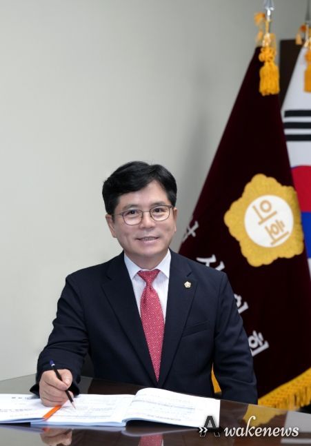 금광연 의장이 2026년 병오년(丙午年) 신년사를 통해 새해 의정 방향과 핵심 과제를 공식 발표하며 “2026년 하남시의회는 ‘시민과 동행하는 품격 있는 의회’라는 약속을 지키며, 시민이 기준이 되는 의정을 실천해 나가겠다”라고 밝혔다. (사진 하남시의회 제공)