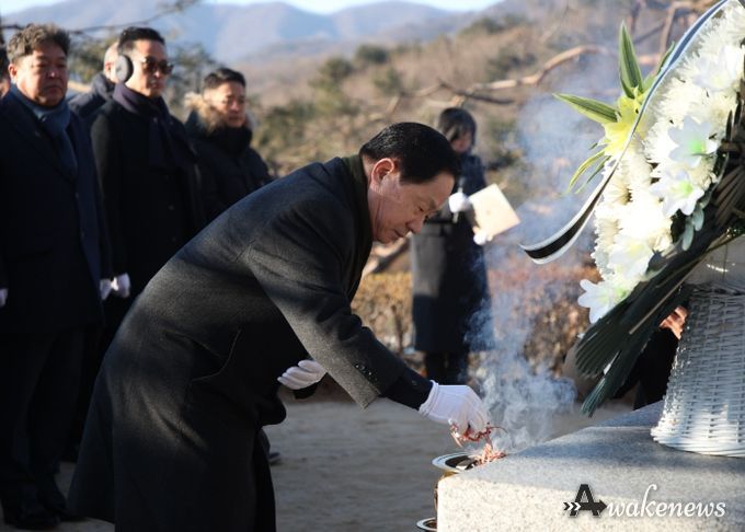 참배를 진행하는 주광덕 시장