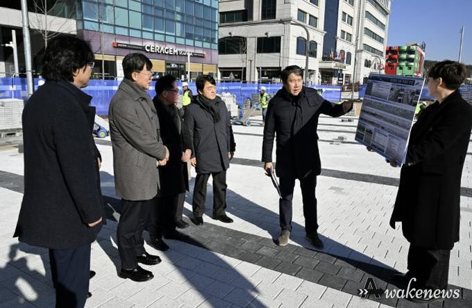 이민근 안산시장(사진 왼쪽 두번째)이, 8일 단원구 고잔동 중앙대로 일원 녹도 재정비 사업 설명을 듣고 있다.
