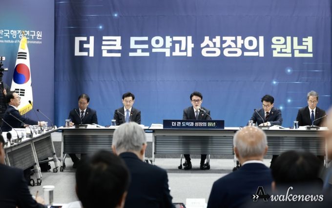 김민석 국무총리가 12일 은평구 한국행정연구원에서 열린 인사혁신처·법제처·식품의약품안전처·국가데이터처·지식재산처·원자력안전위원회 업무보고에서 발언을 하고 있다.