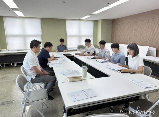 전담팀(TF)이 건축인허가 통합 매뉴얼 마련을 위한 회의를 하고 있다.