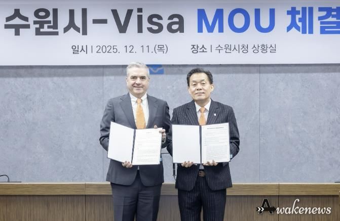 지난해 12월 이재준 수원시장(오른쪽)과 패트릭 스토리 비자 코리아 사장이 중소기업 수출결제 간소화 협약을 체결한 후 함께하고 있다.